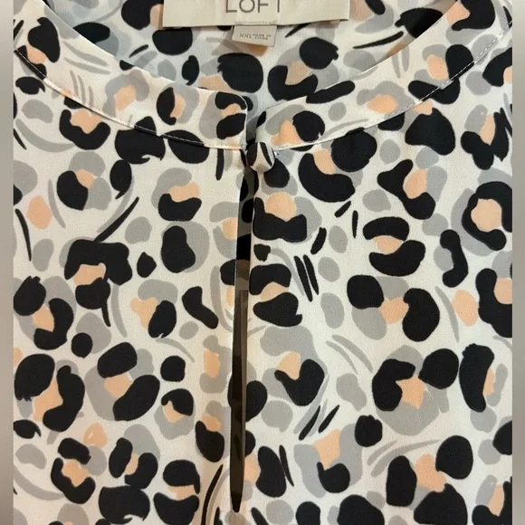 LOFT Women’s Plus White & Grey 3/4 Pleated Sleeve Dress with Keyhole Neckline - Picture 2 of 8